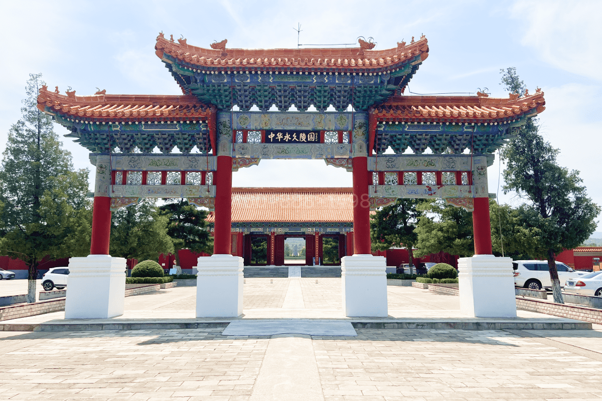 中华永久陵园大门图